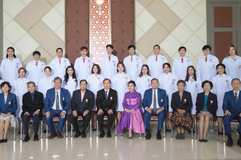 อธิการบดี ร่วมยินดี วันแแห่งความภาคภูมิใจ พิธีมอบเสื้อกาวน์ คณะทันตแพทยศาสตร์ มหาวิทยาลัยกรุงเทพธนบุรี