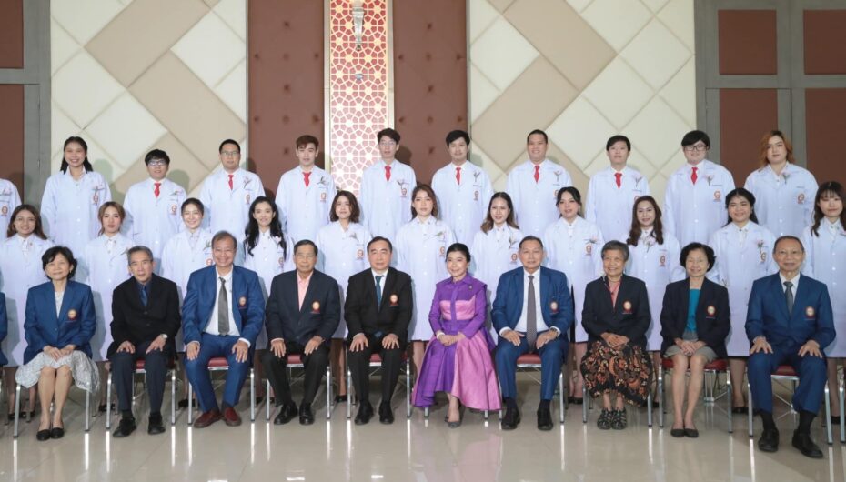 อธิการบดี ร่วมยินดี วันแแห่งความภาคภูมิใจ พิธีมอบเสื้อกาวน์ คณะทันตแพทยศาสตร์ มหาวิทยาลัยกรุงเทพธนบุรี